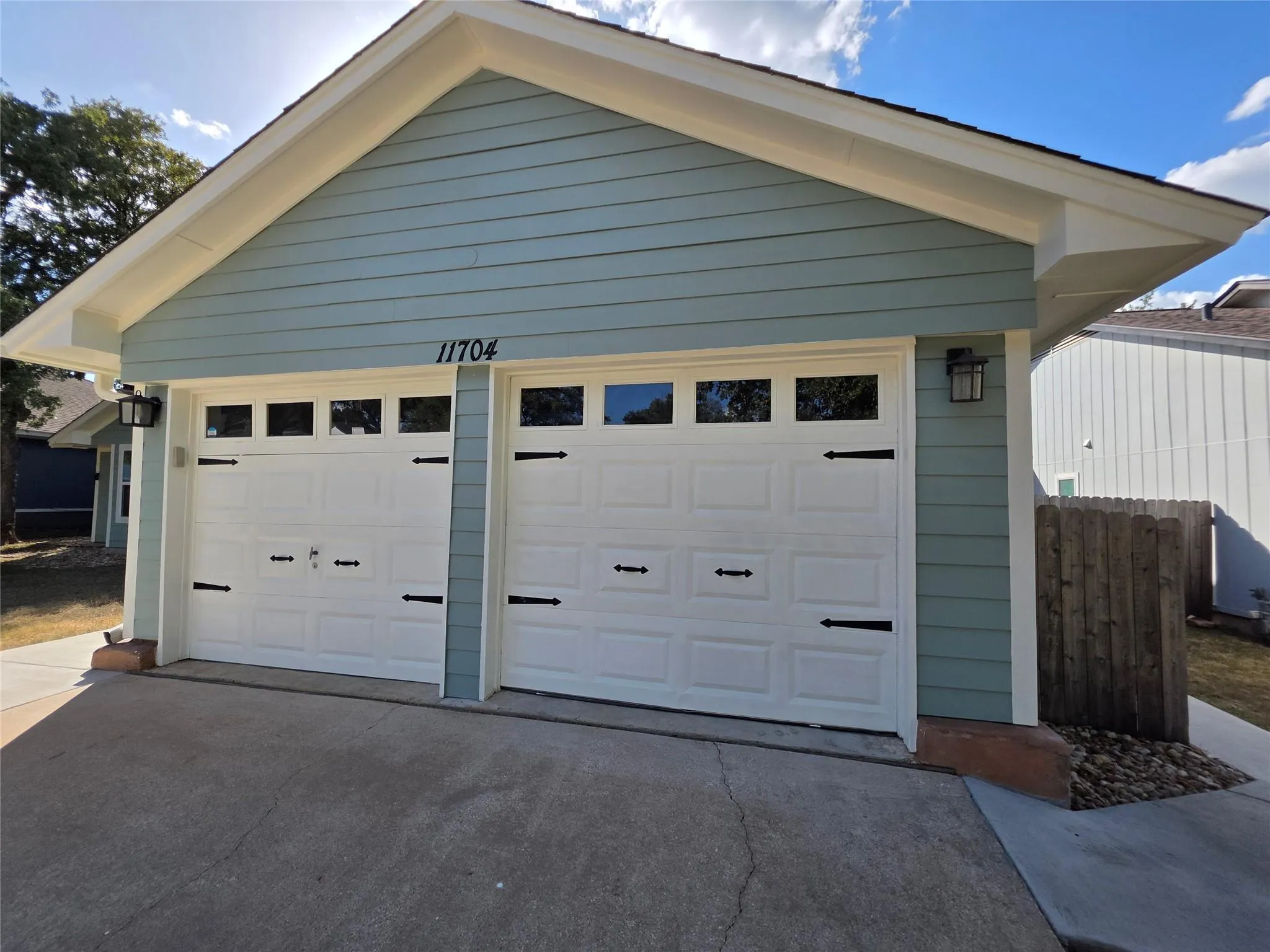 Photo 2 of 11704 TANGLEBRIAR TRL