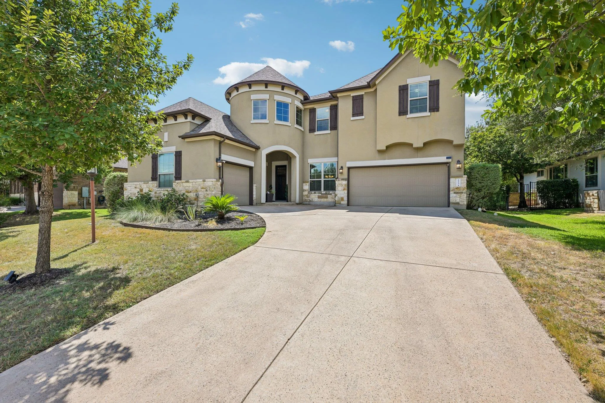 Photo of 213 LAKE COMO DR, Lakeway, TX, 78734