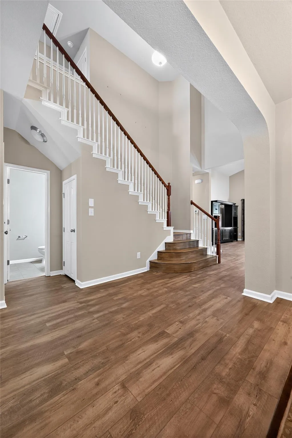 Photo 4 of 15512 INTERLACHEN DR