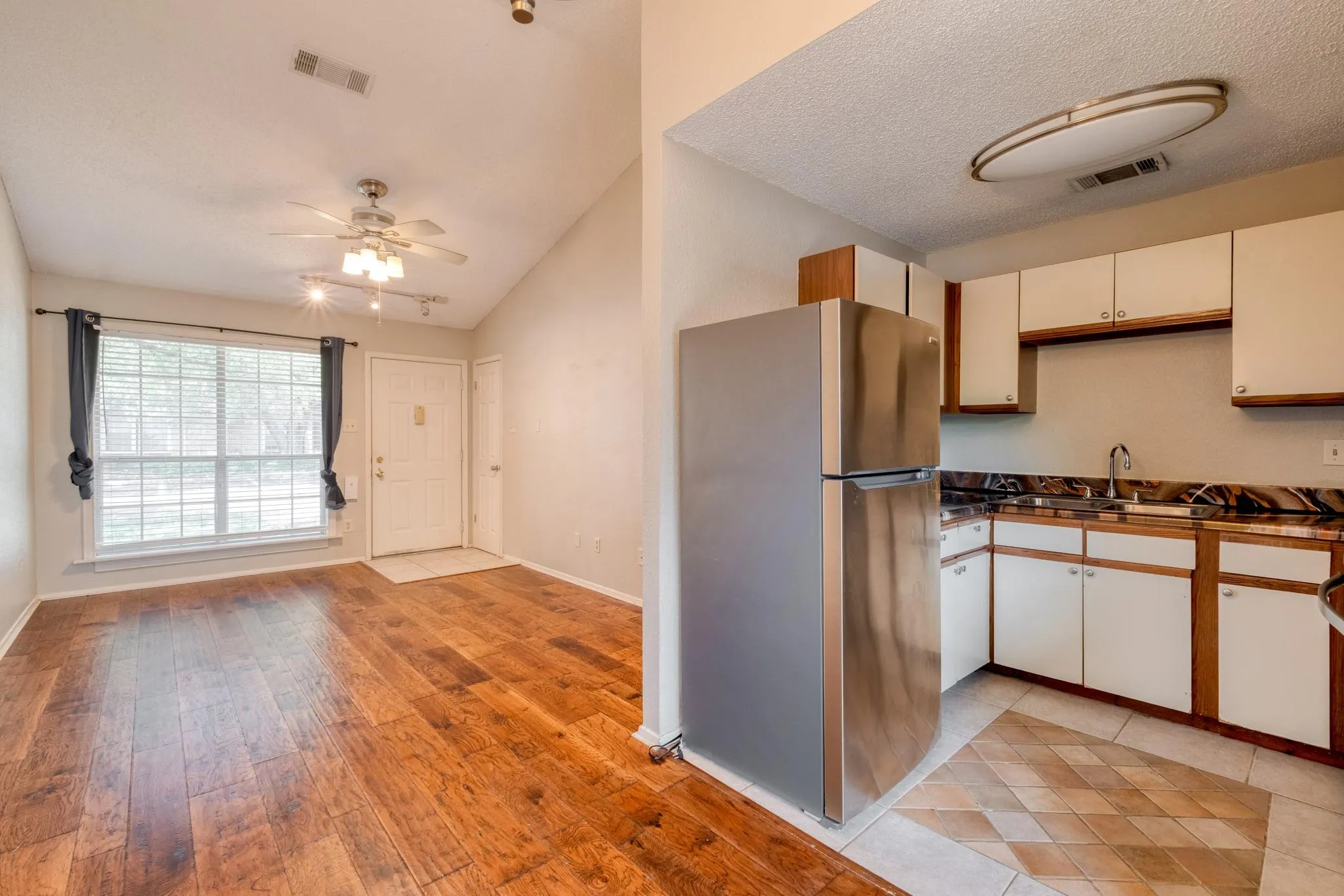 Photo 4 of 1015 E YAGER LN #35