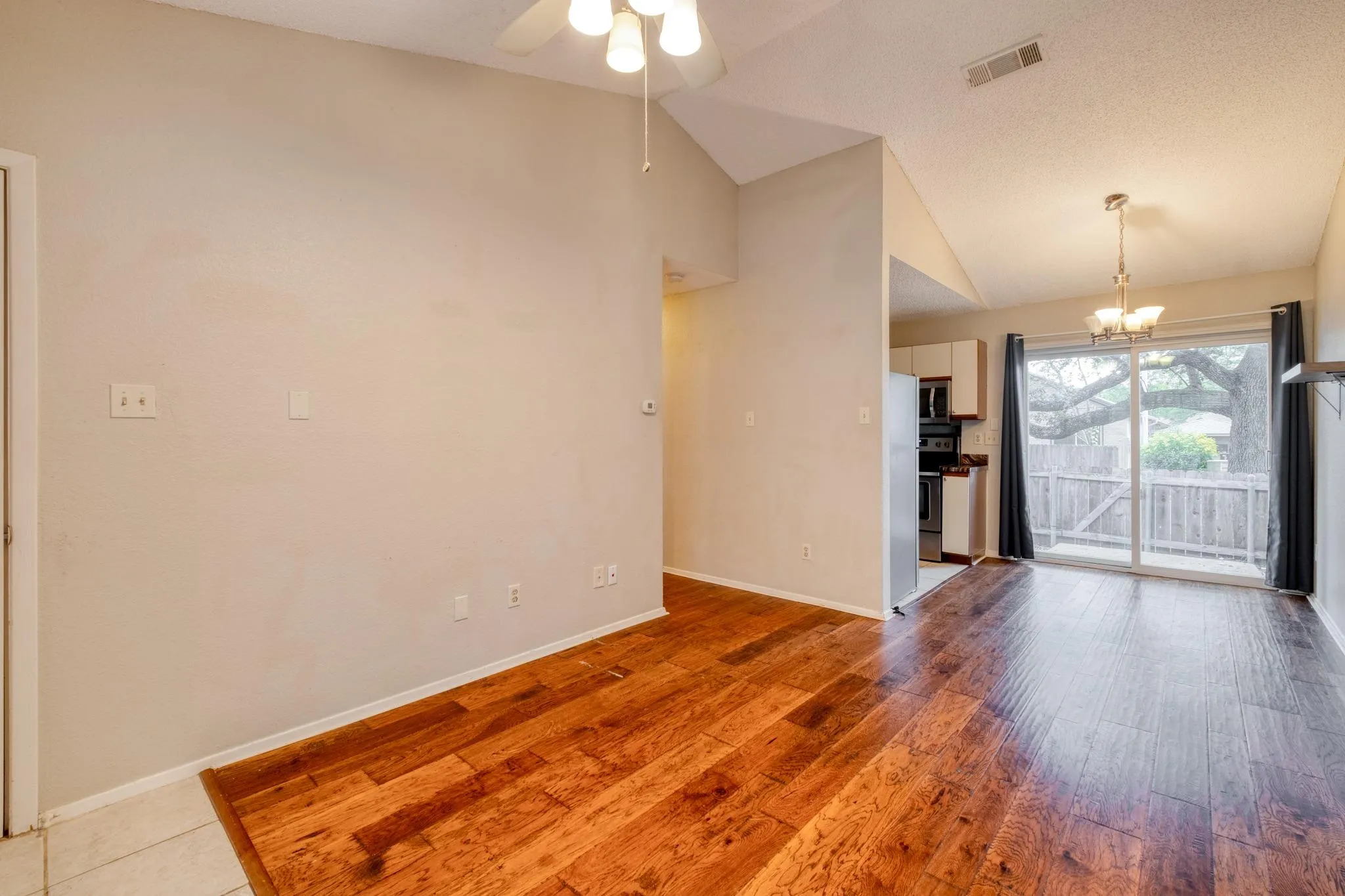 Photo 3 of 1015 E YAGER LN #35