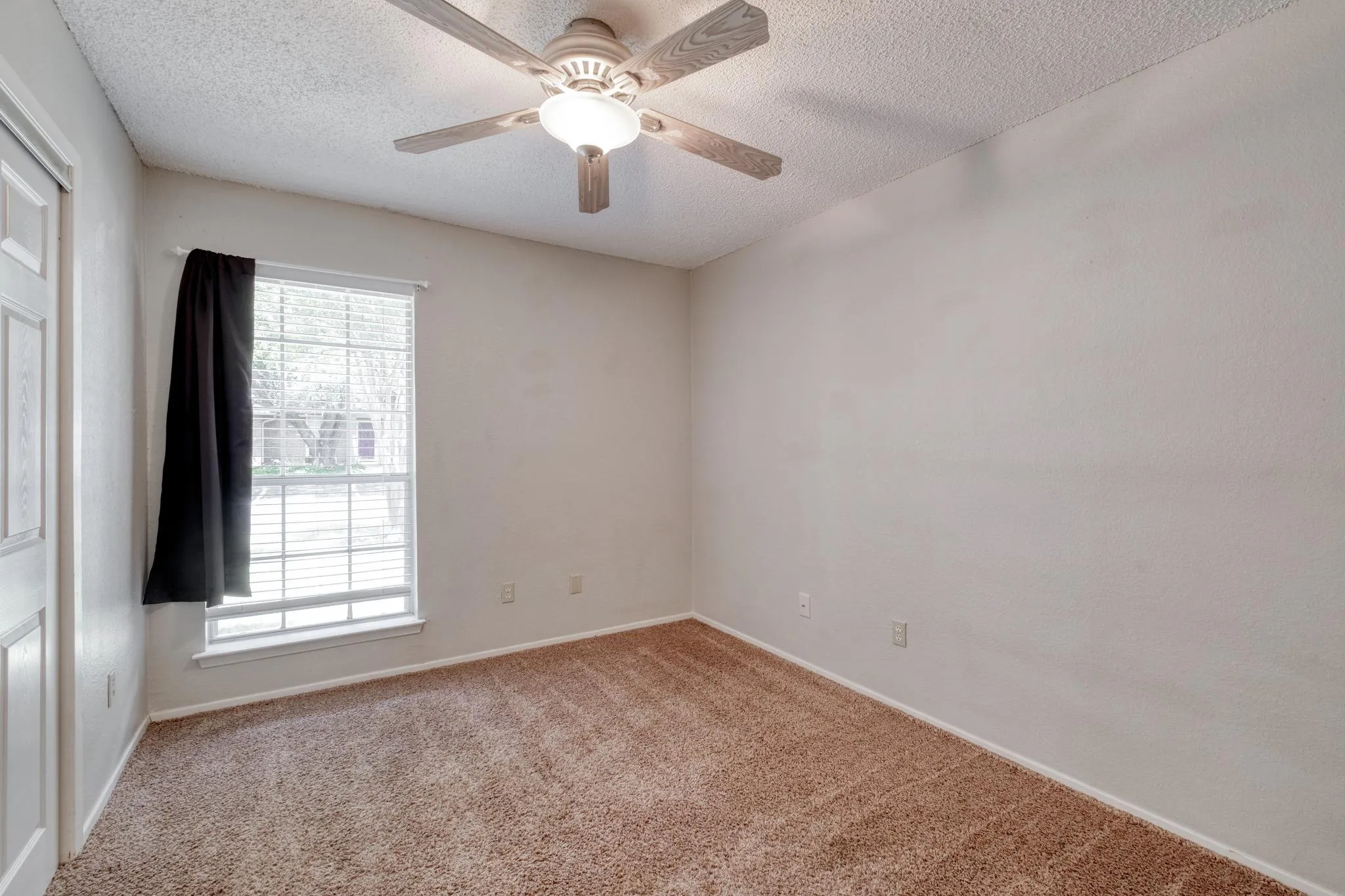 Photo 5 of 1015 E YAGER LN #35