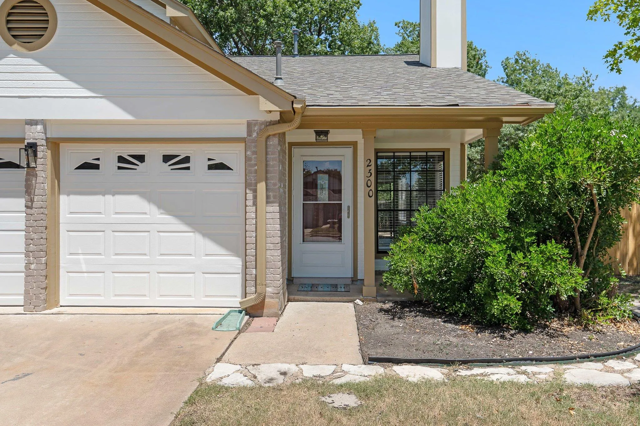 Photo 4 of 2300 DOWD LN