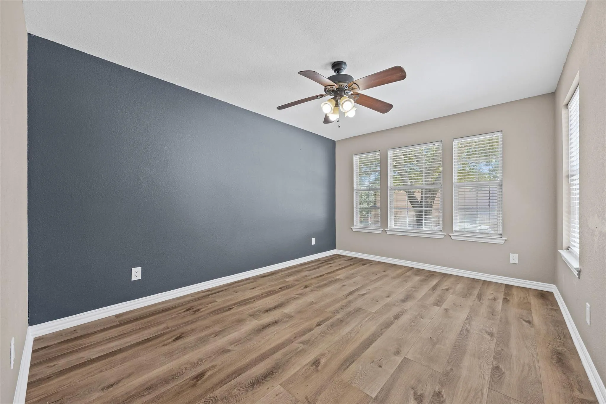 Photo 3 of 229 WICKER PARK WAY