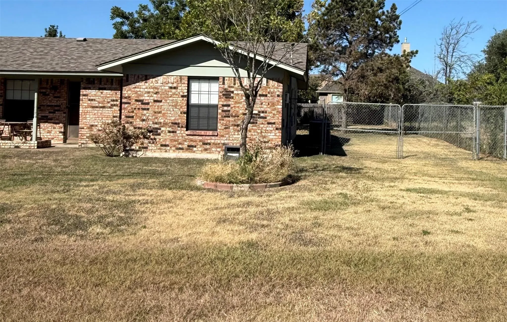 Photo 3 of 205 PARKWAY DR