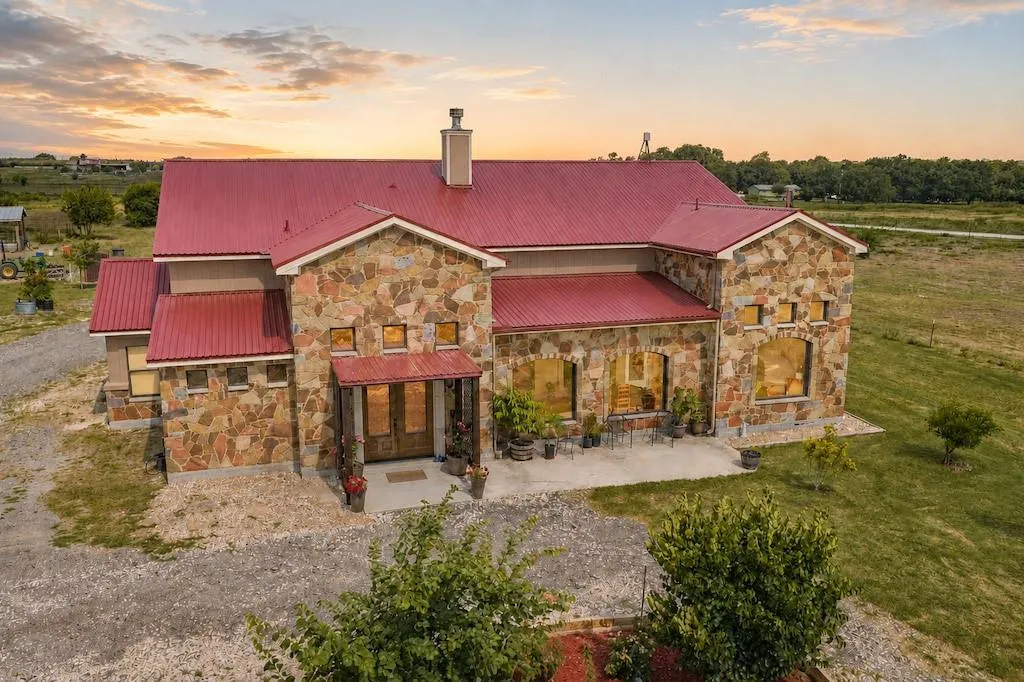 Photo of 2103 COUNTY ROAD 320, Granger, TX, 76530