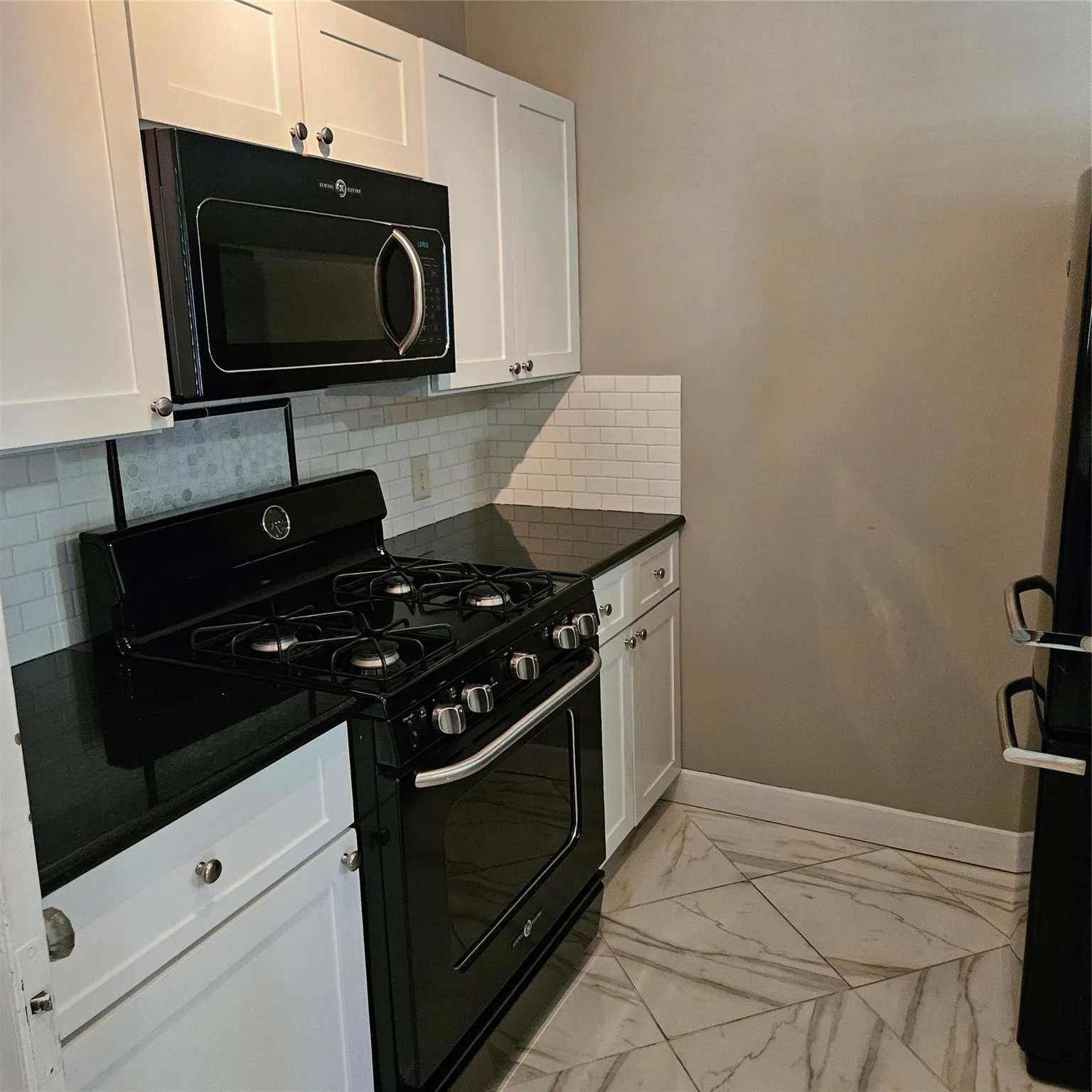 Photo 4 of 506 W 7TH ST #1