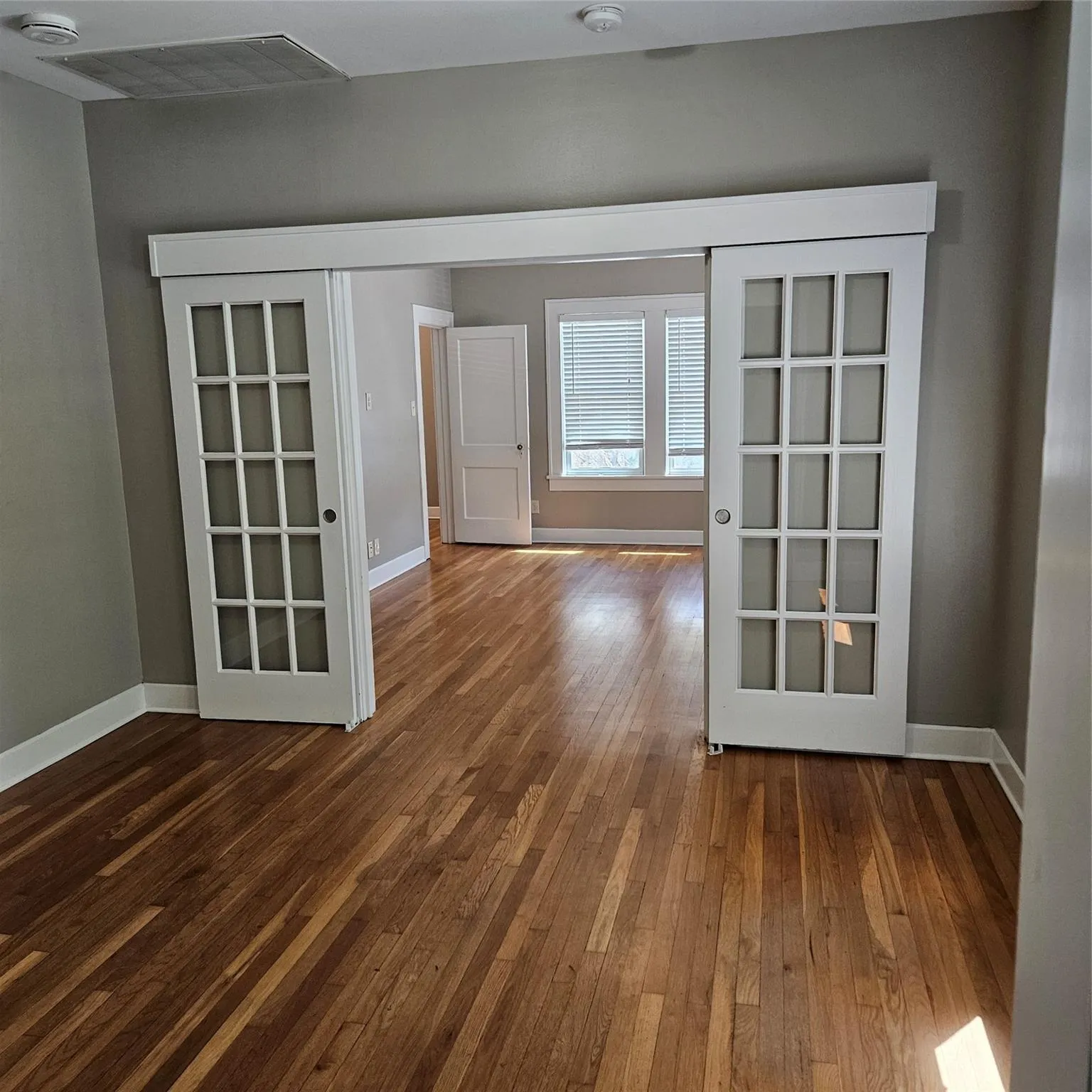 Photo 3 of 506 W 7TH ST #1