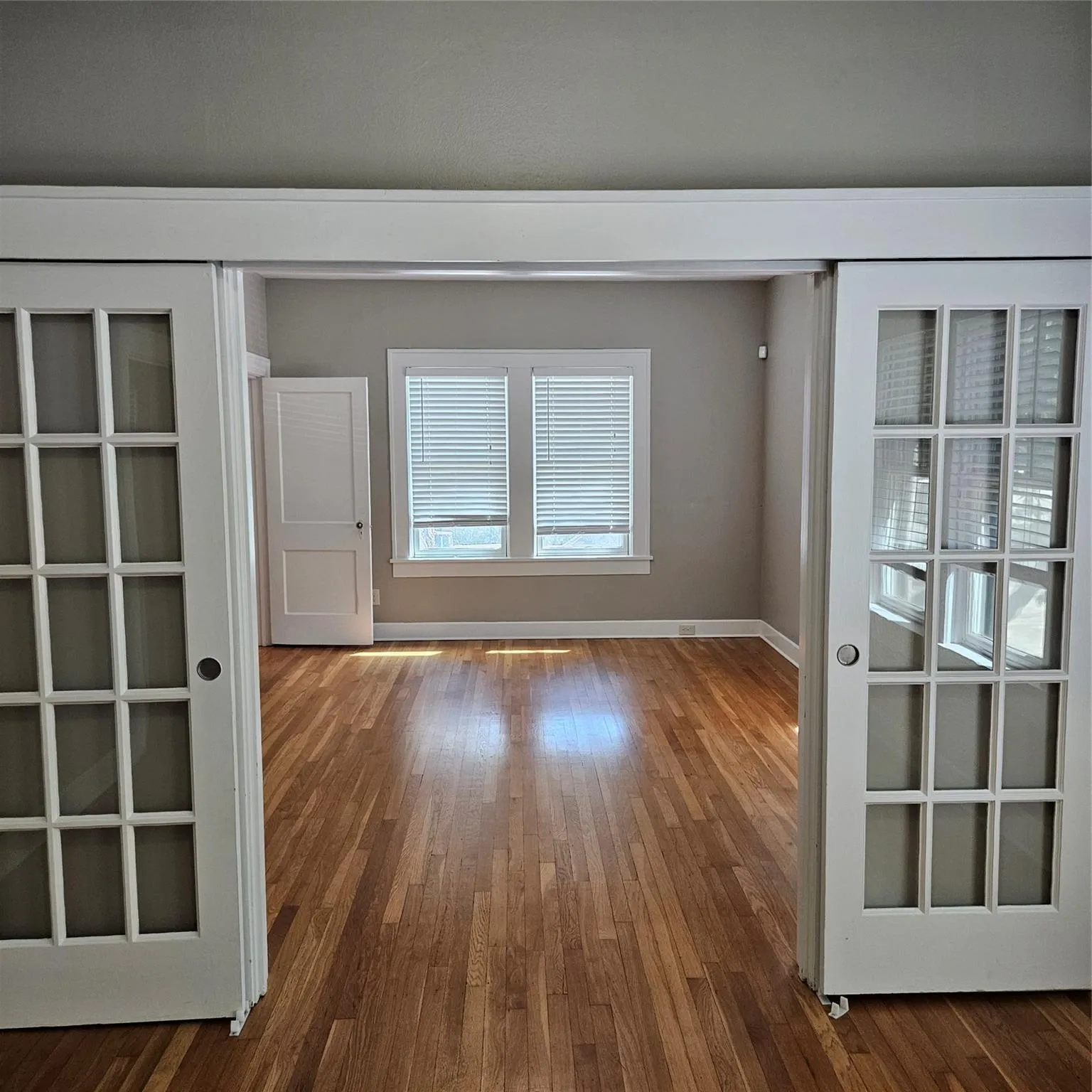 Photo 2 of 506 W 7TH ST #1