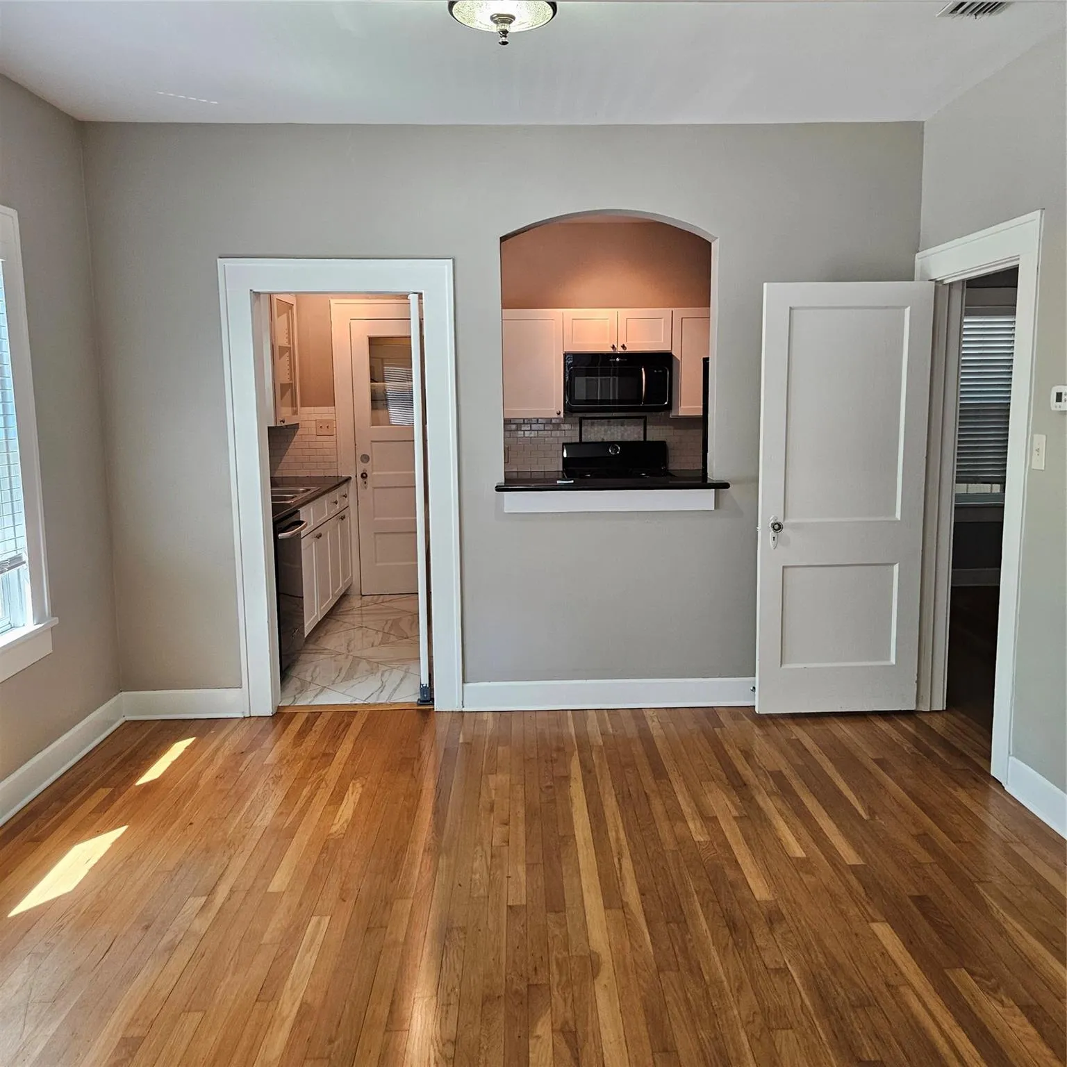 Photo 5 of 506 W 7TH ST #1
