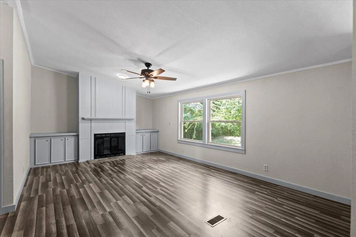 Photo 5 of 2301 SUMAC LN