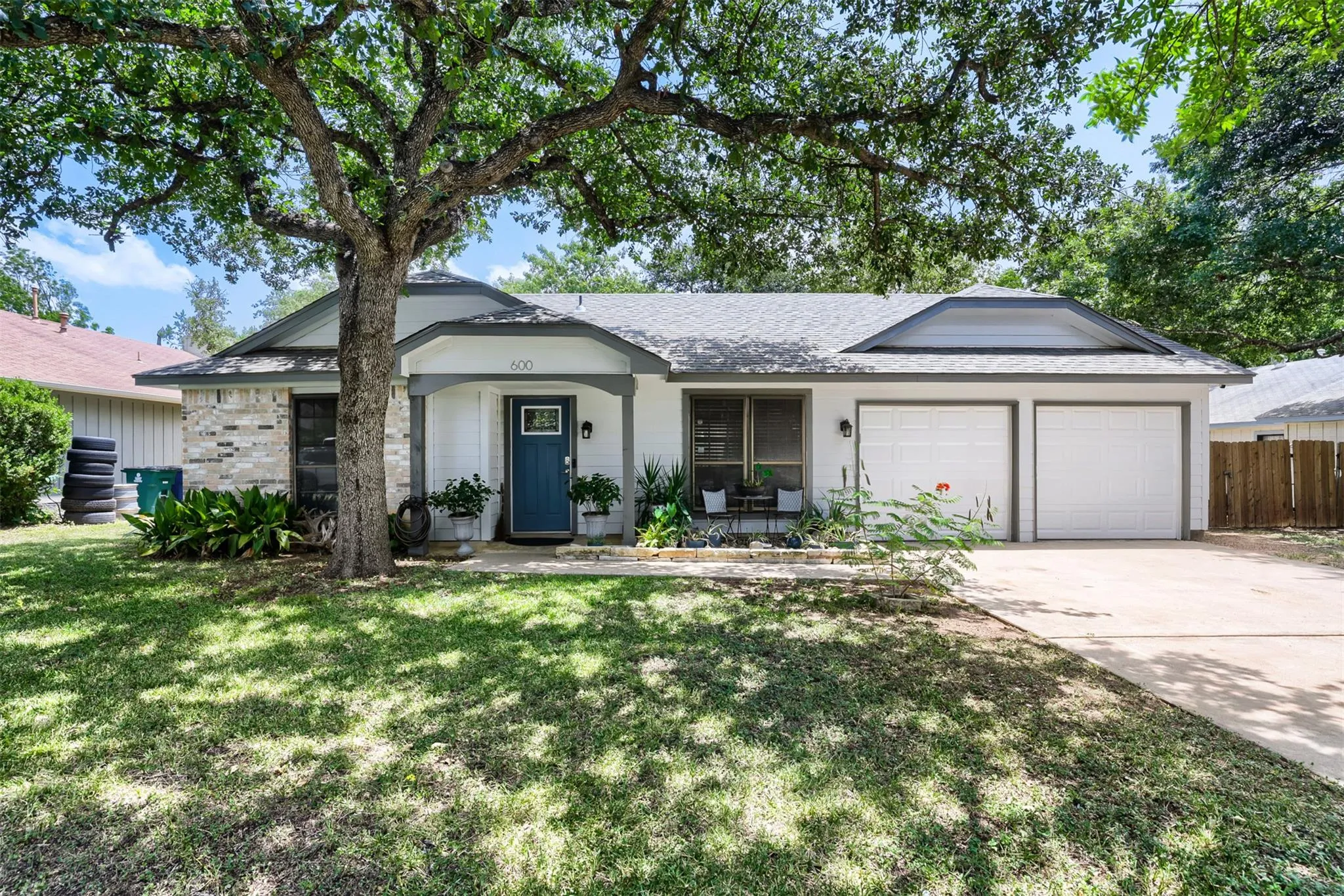 Photo 2 of 600 LIVE OAK DR