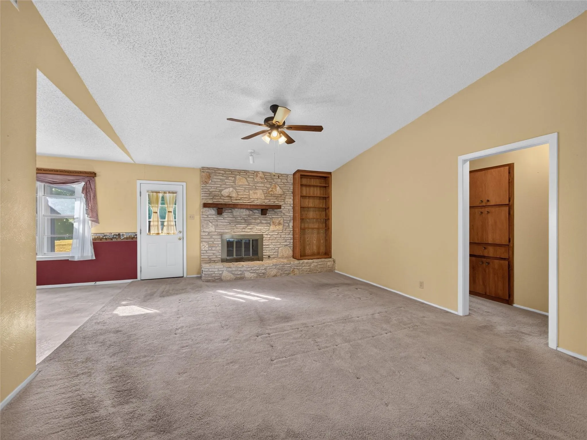 Photo 5 of 404 E CENTRAL DR