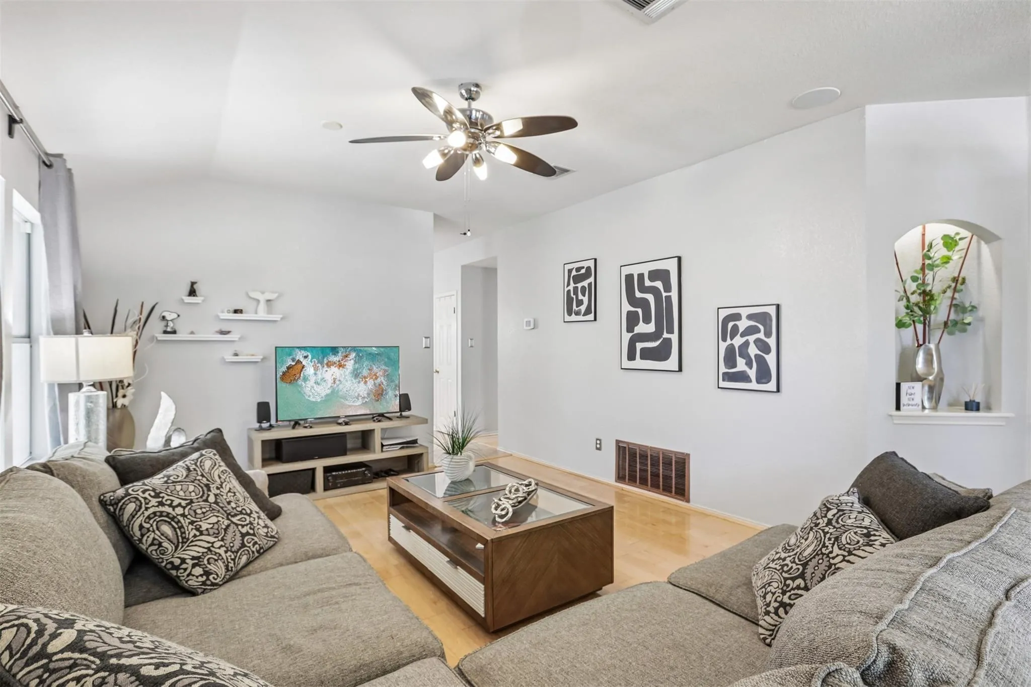Photo 4 of 13517 BOLIVIA DR