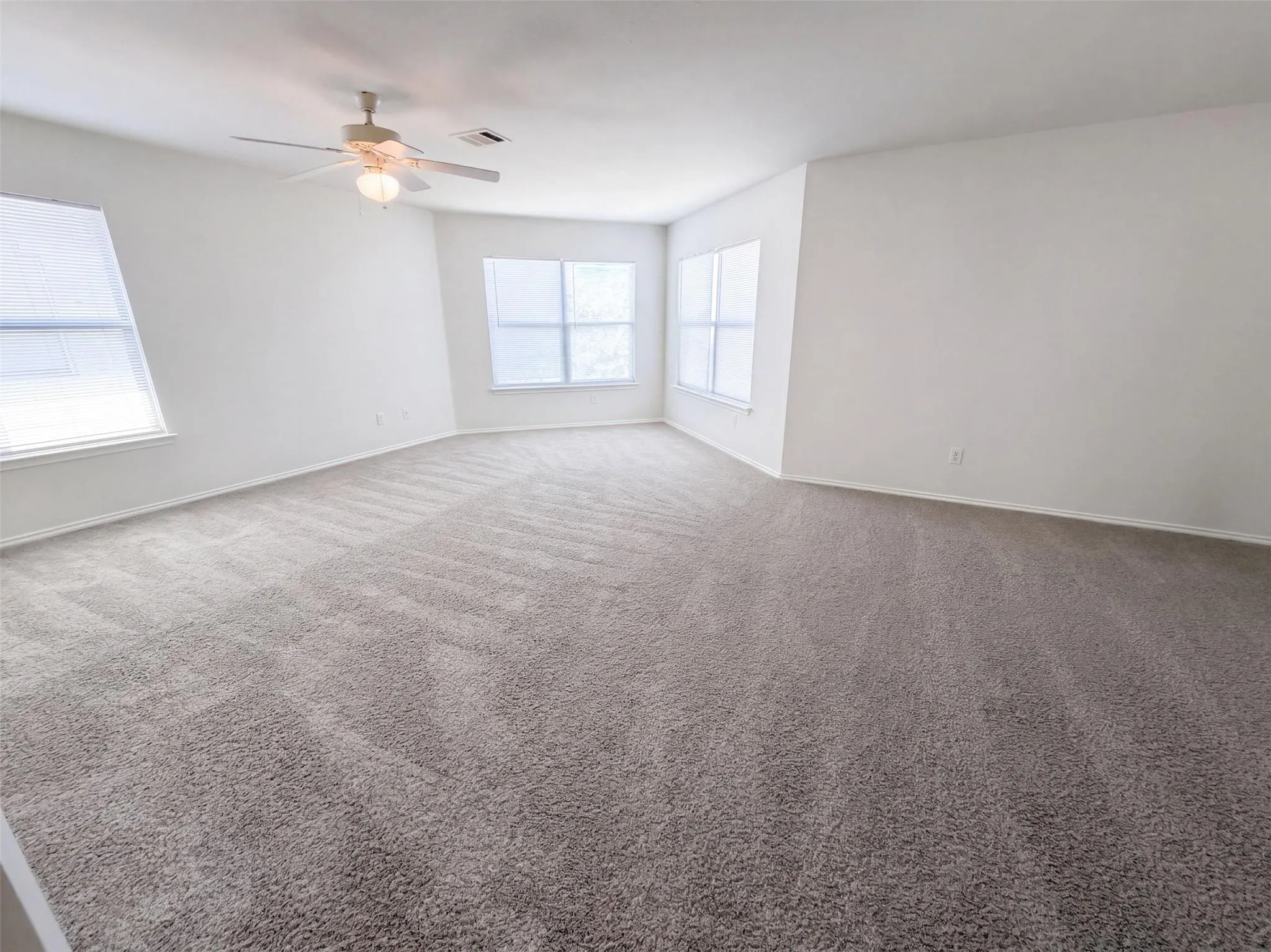 Photo 4 of 305 EDGEWOOD CV