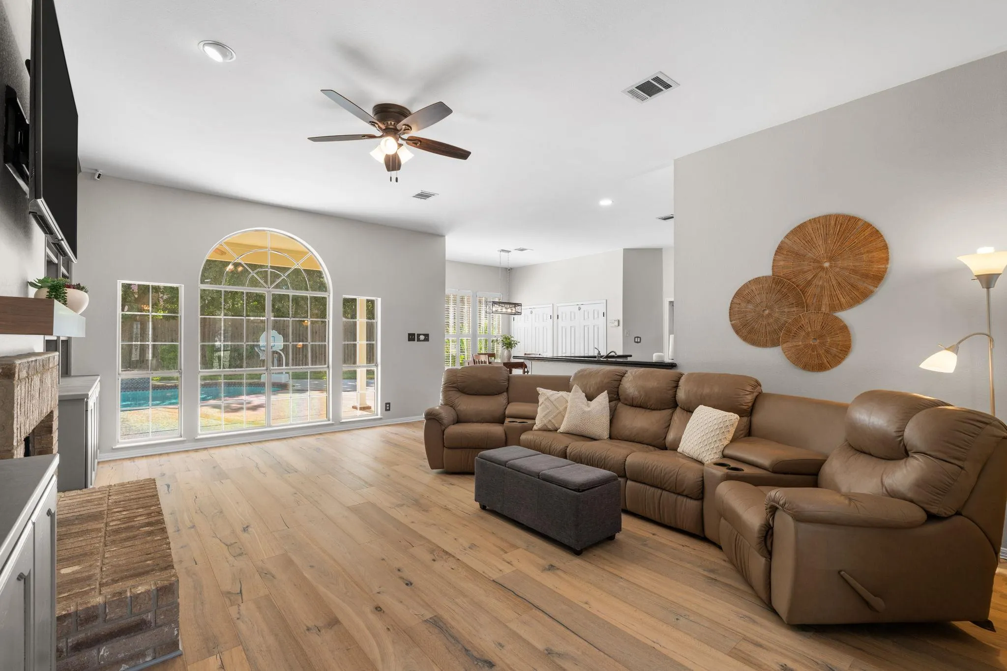 Photo 4 of 819 BLUE SPRING CIR
