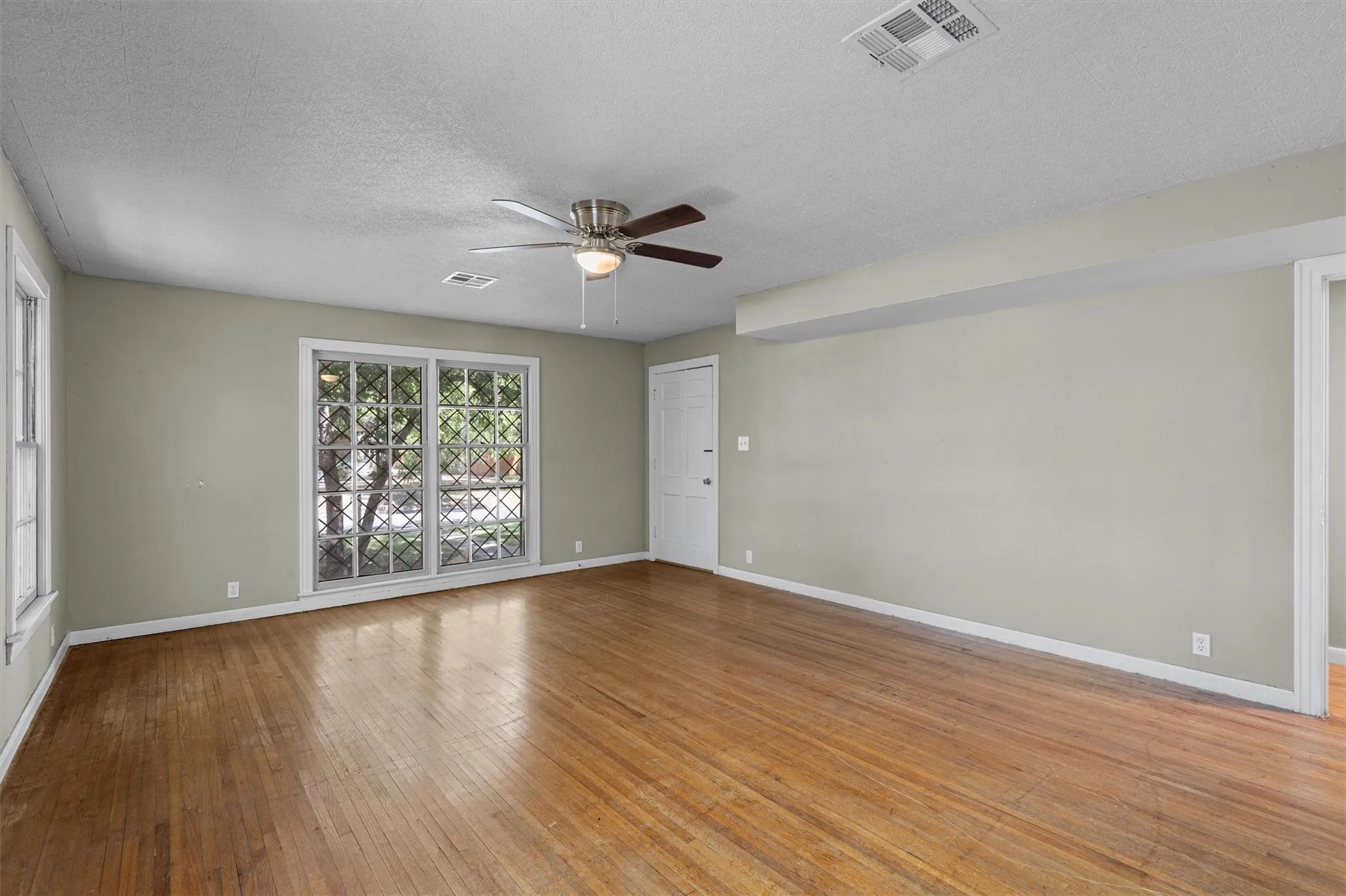 Photo 5 of 1121 LEXINGTON ST