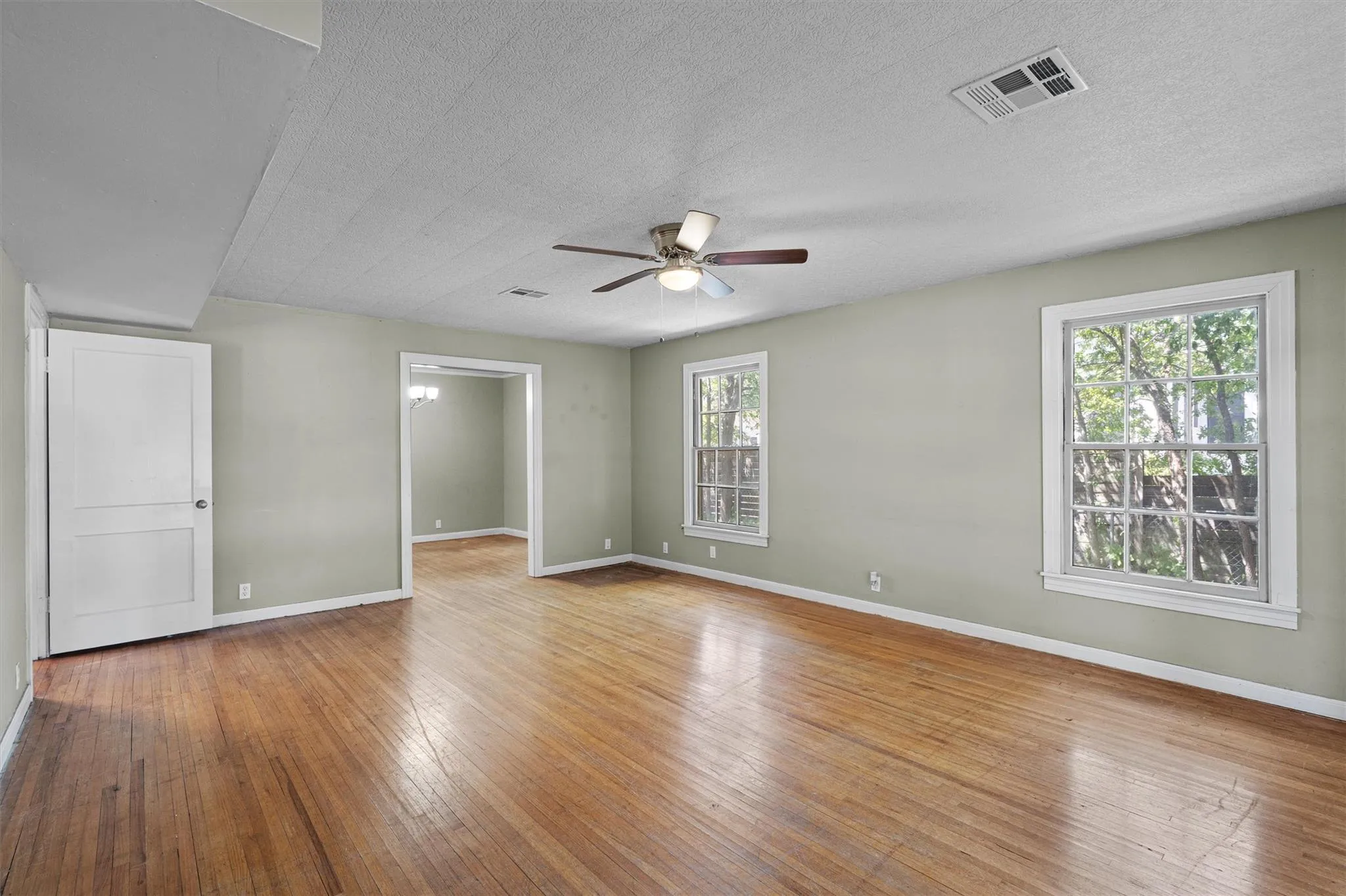 Photo 4 of 1121 LEXINGTON ST
