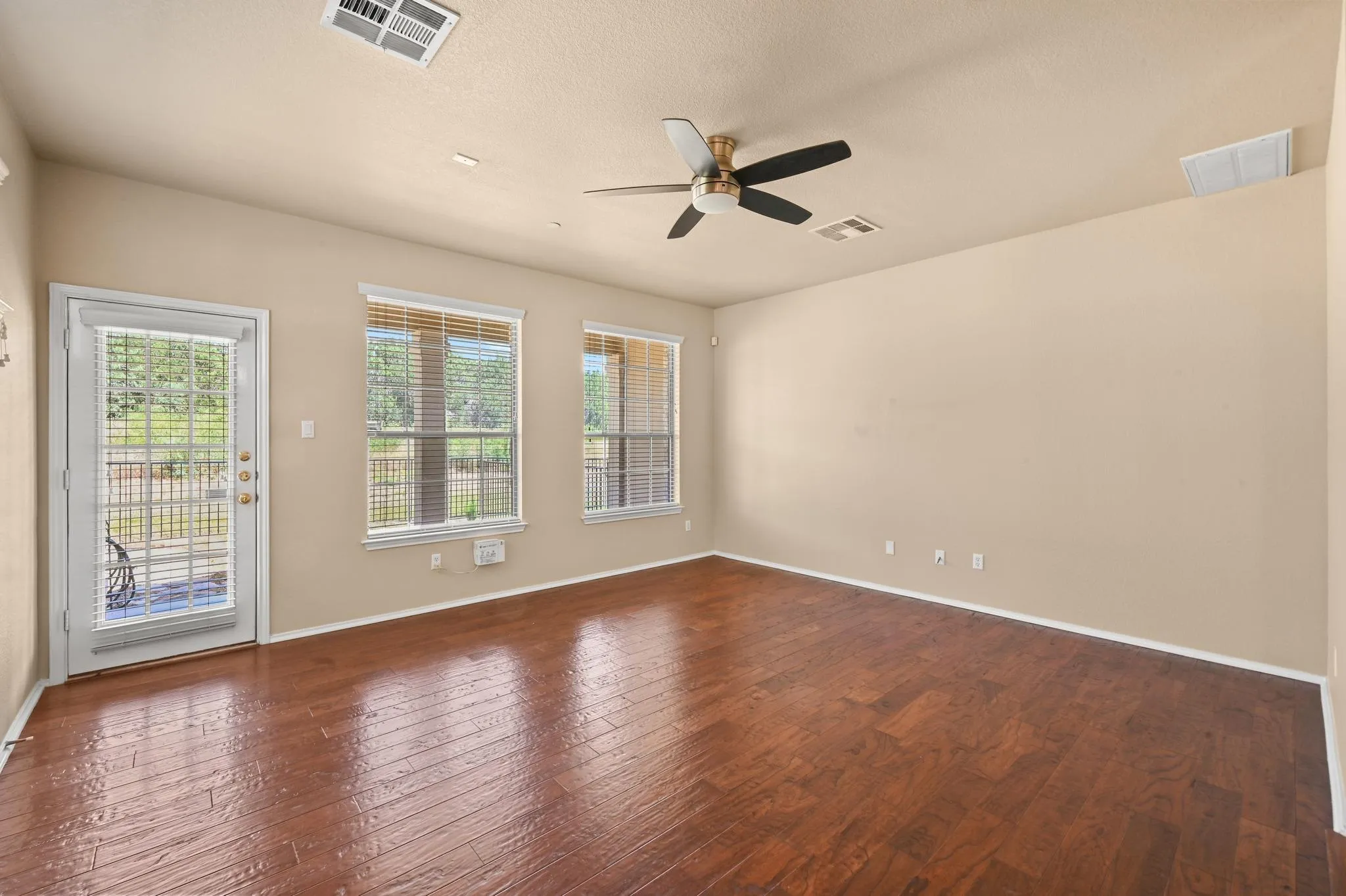 Photo 3 of 9201 BRODIE LN #502