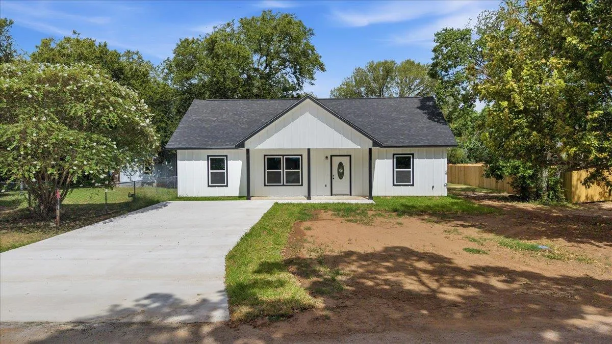 Photo of 304 LEE ST, Smithville, TX, 78957