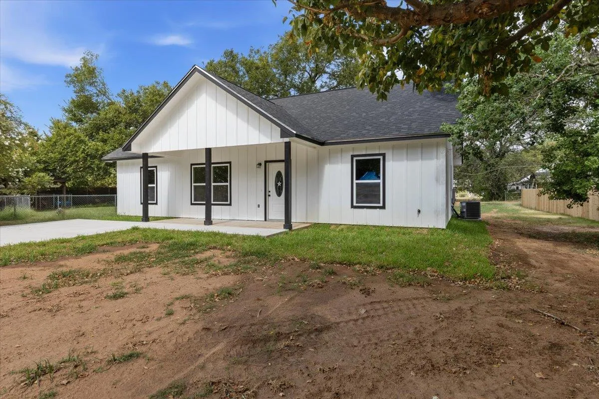 Photo 3 of SMITHVILLE 78957