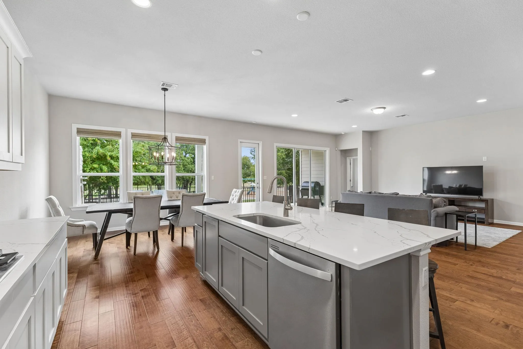 Photo 3 of 129 RIDGEVIEW CT