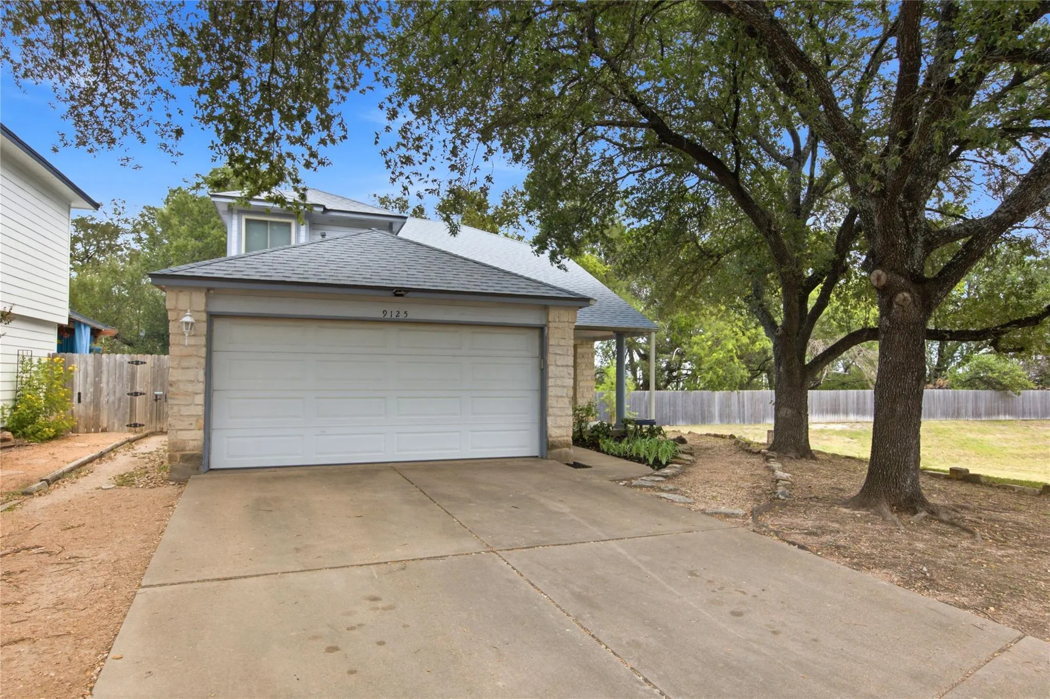Photo 2 of 9125 VIGEN CIR