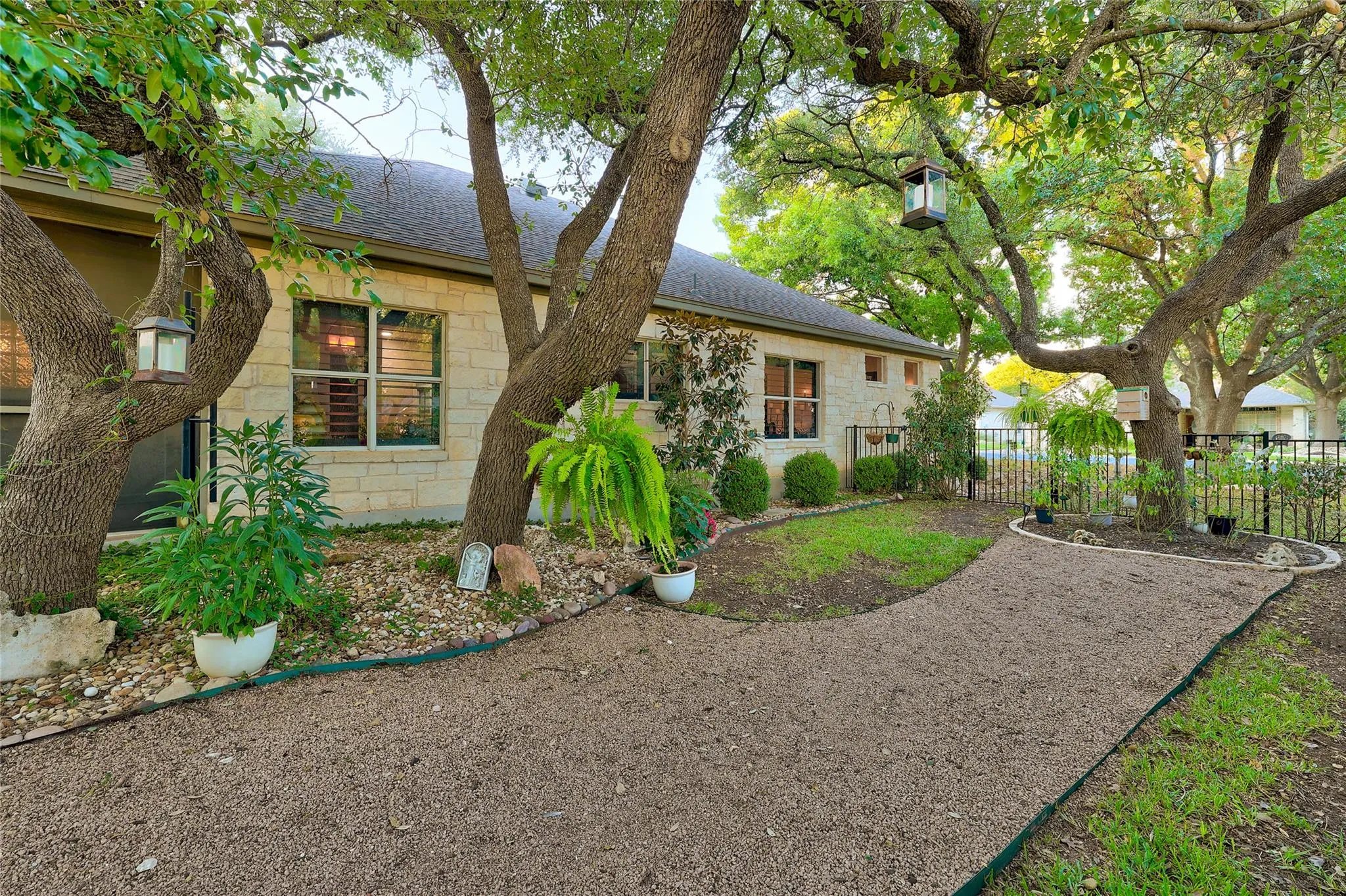 Photo 4 of 111 BRAZOS DR