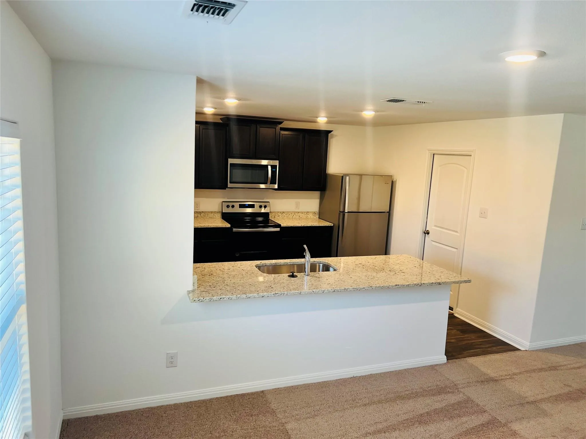 Photo 2 of 109 FAIRFAX LN