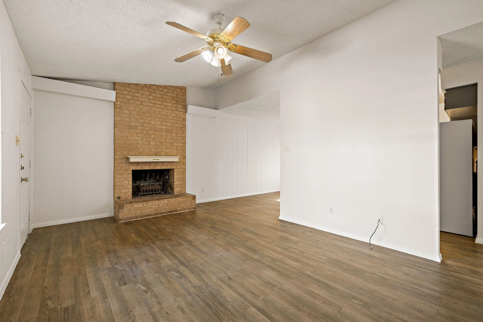 Photo 4 of 2402 COTTONWOOD DR