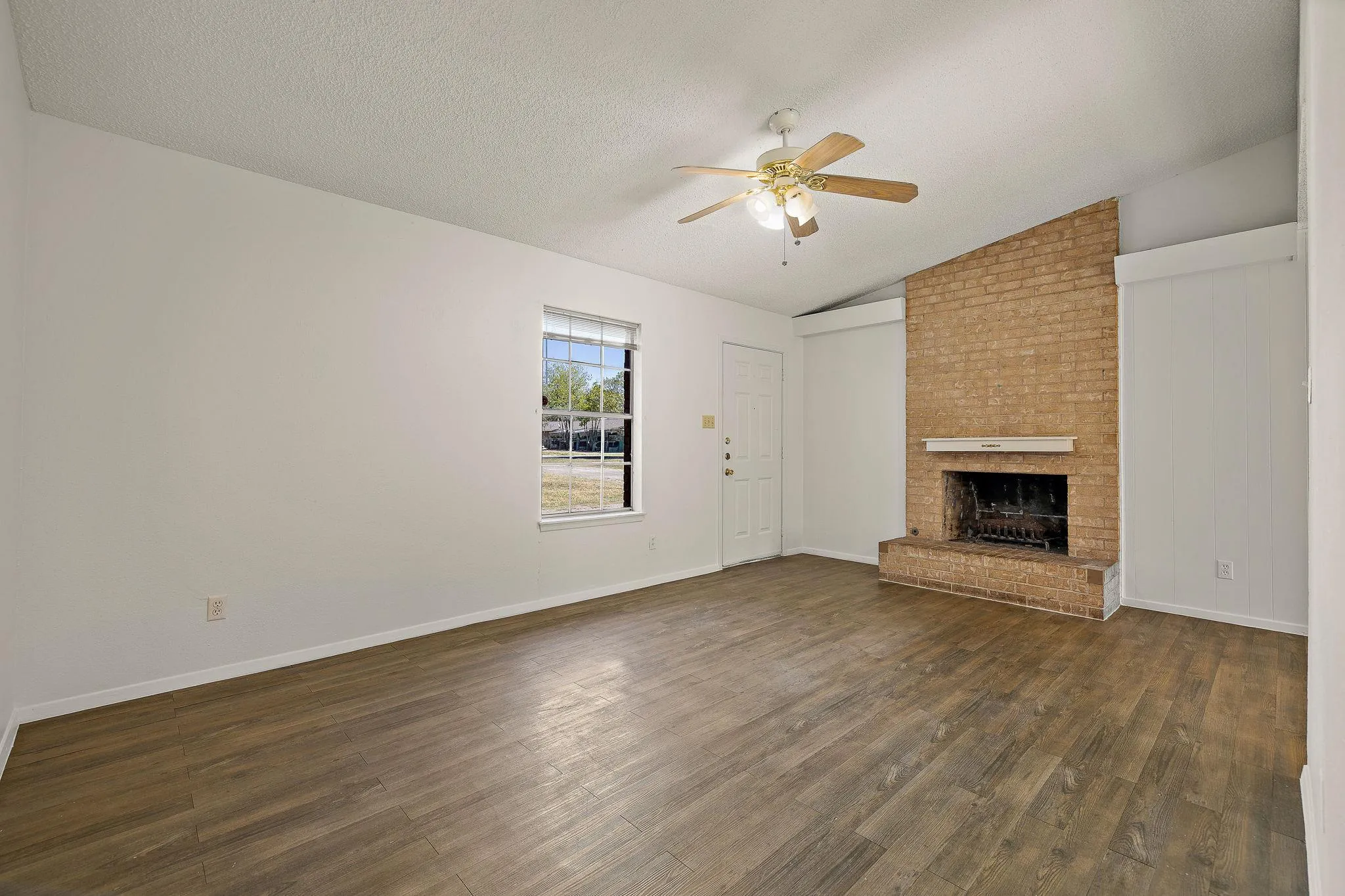 Photo 2 of 2402 COTTONWOOD DR