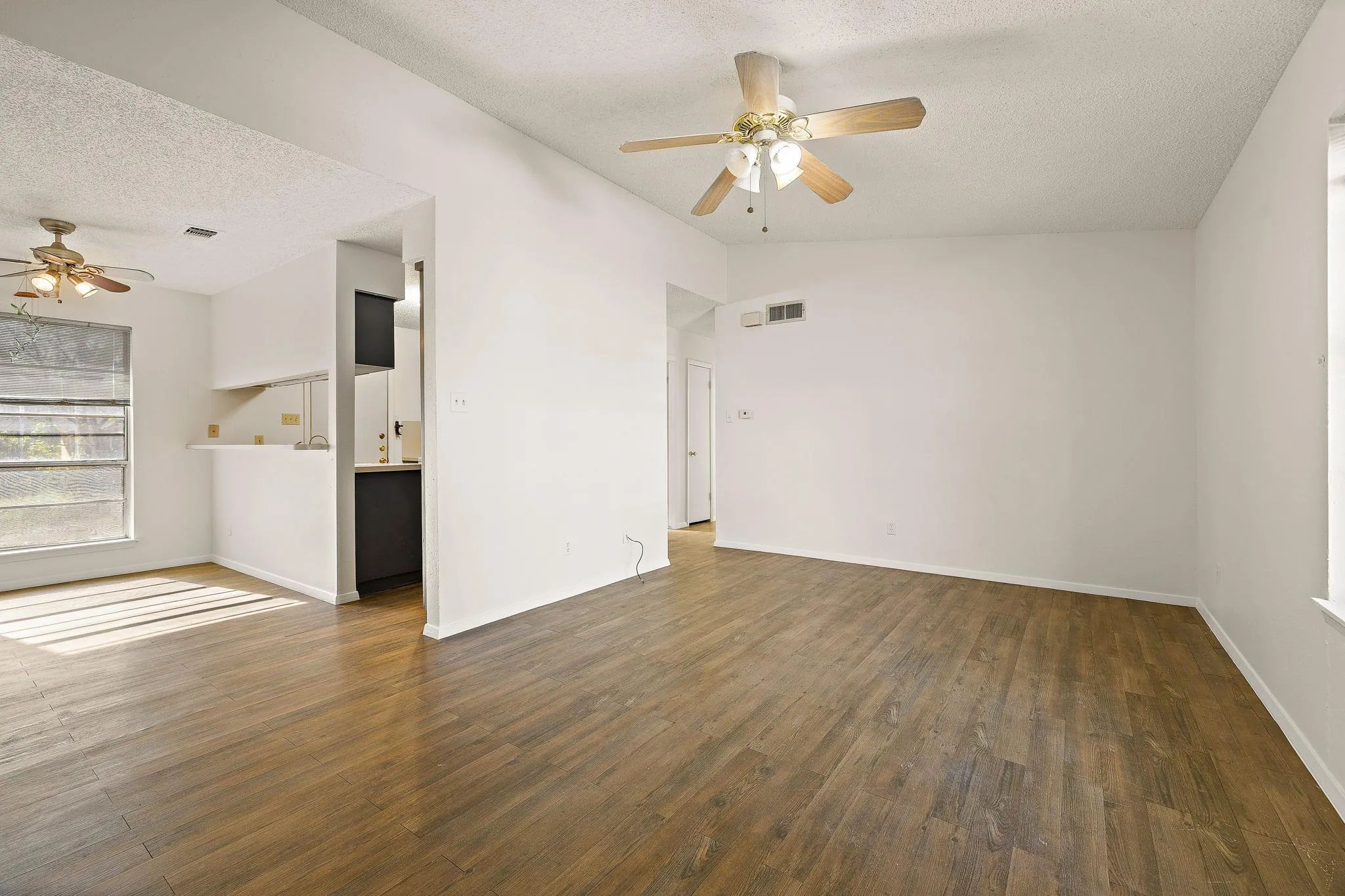 Photo 3 of 2402 COTTONWOOD DR