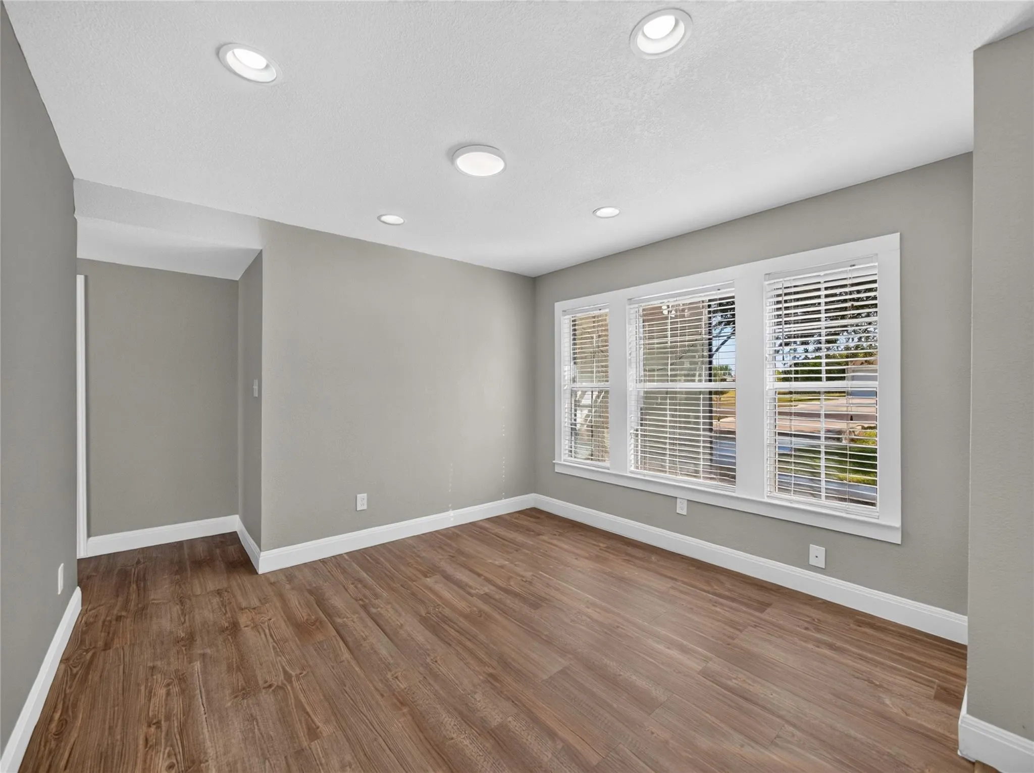Photo 5 of 3000 RIDGEMONT LN