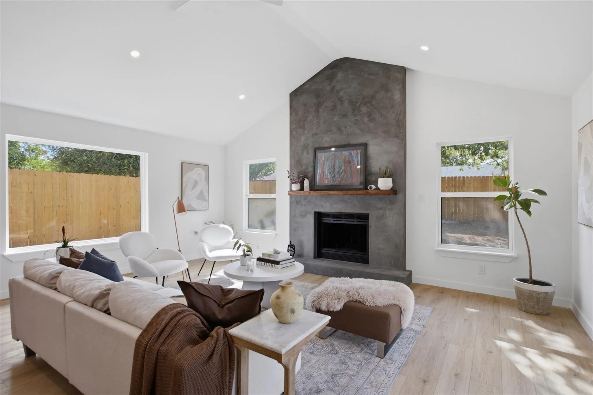 Photo 3 of 5001 BUNDYHILL DR