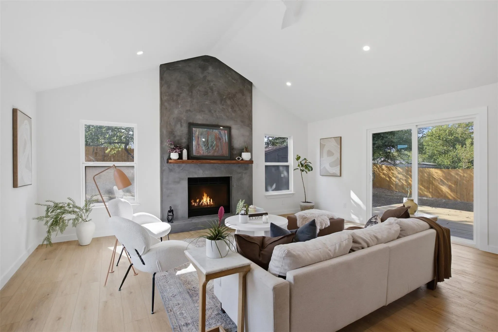 Photo 2 of 5001 BUNDYHILL DR