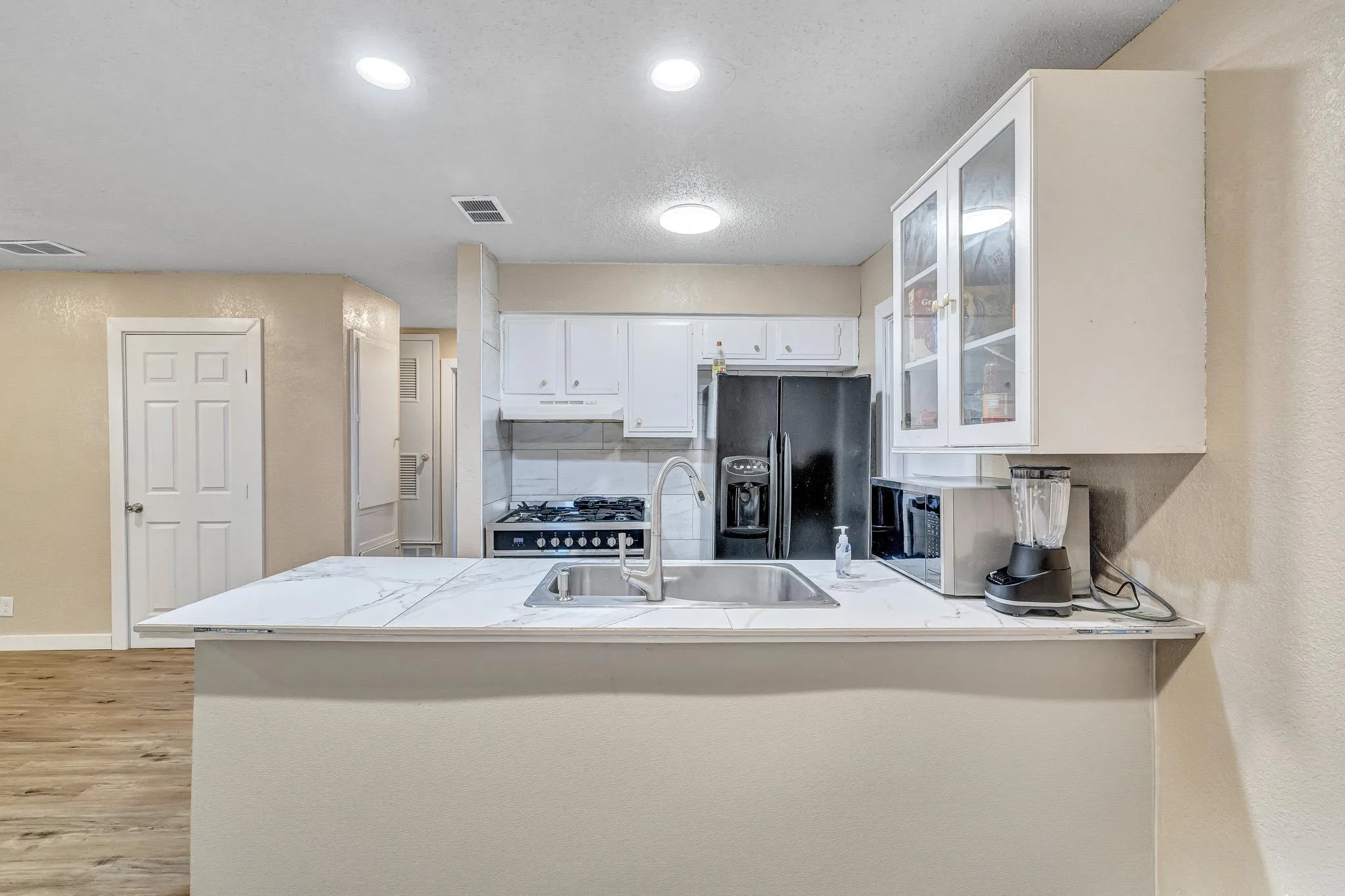 Photo 4 of 205 LIVERPOOL DR