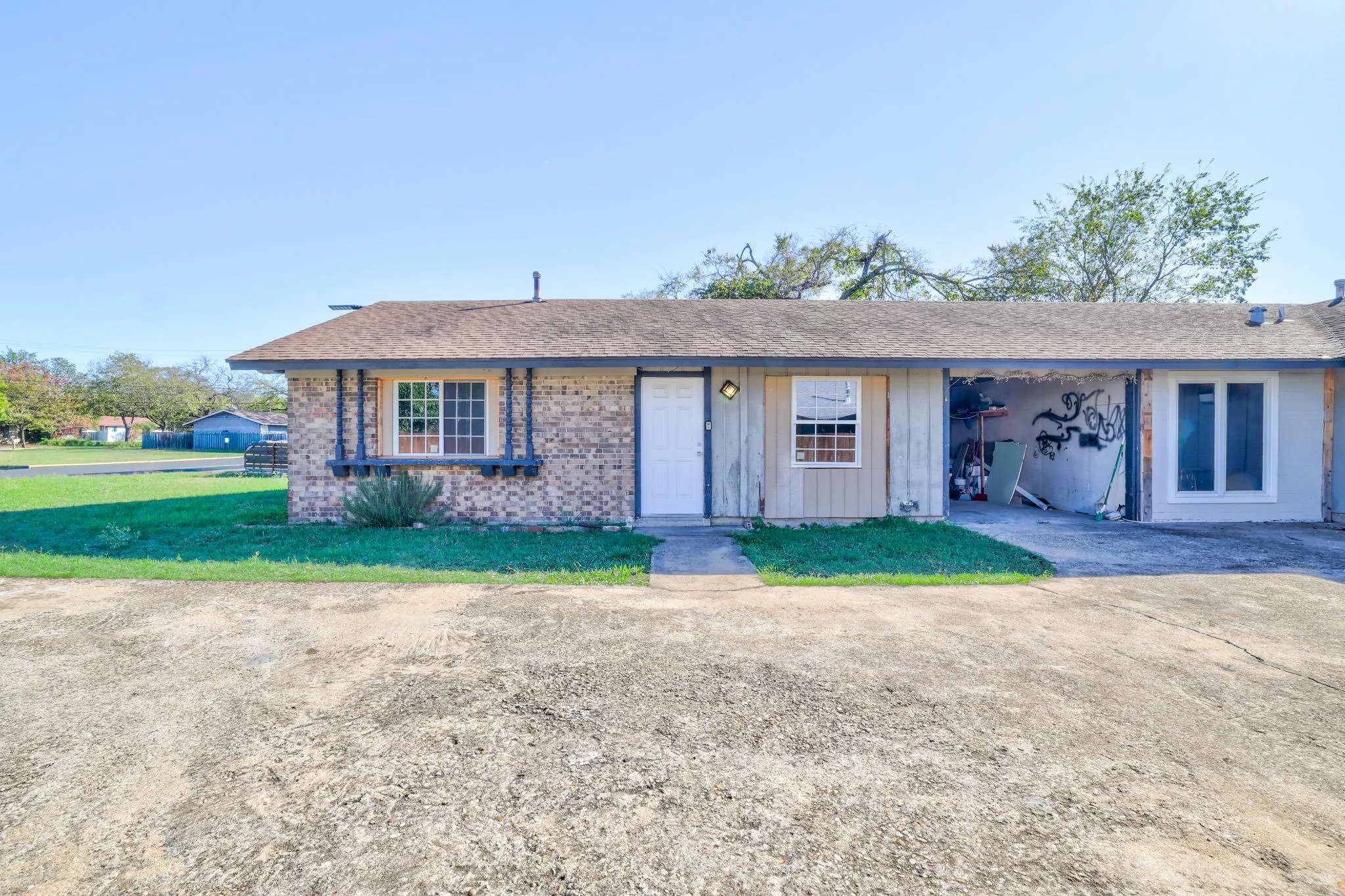 Photo 2 of 205 LIVERPOOL DR