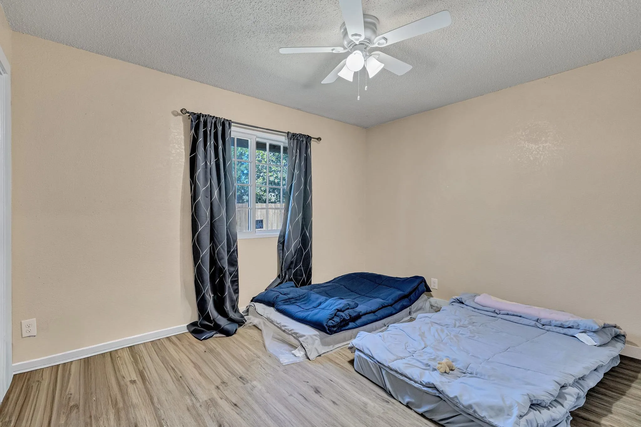 Photo 5 of 205 LIVERPOOL DR