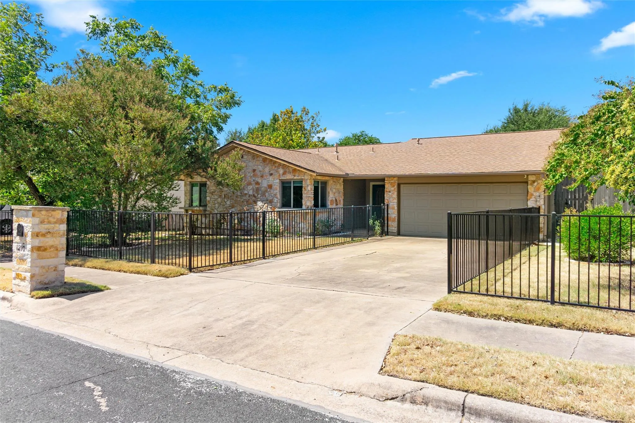 Photo 3 of 11210 HENGE DR