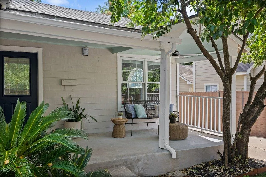 Photo 3 of 1709 CHICON ST