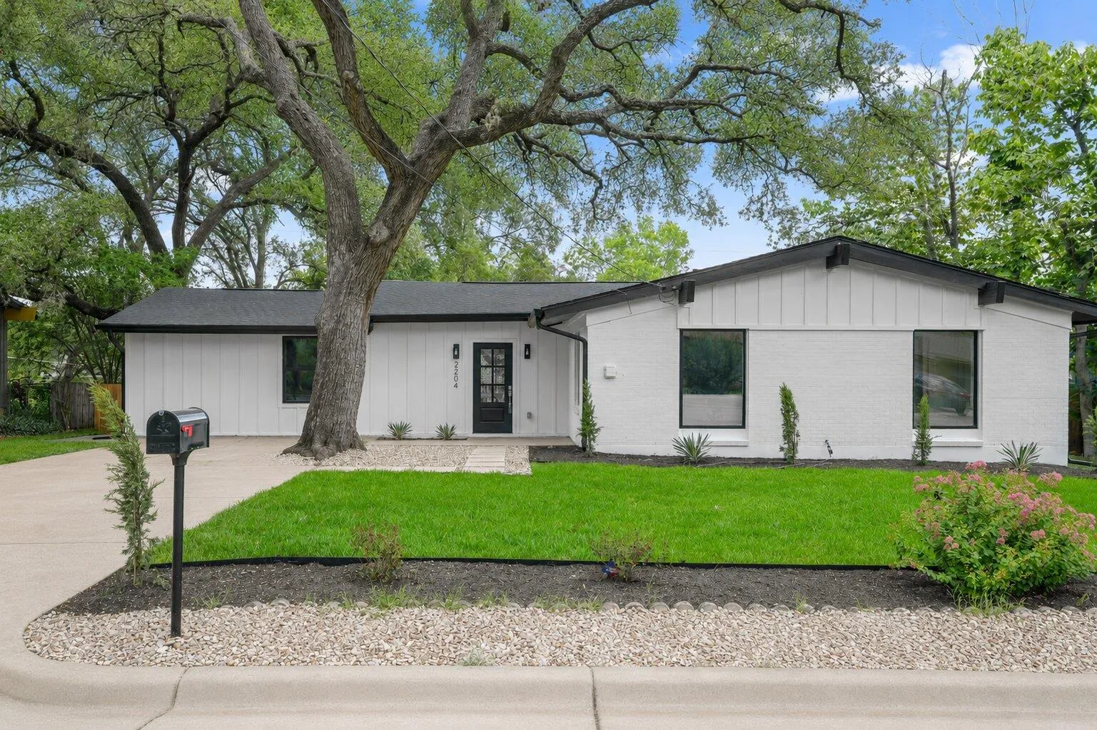 Photo 3 of 2204 FAIR OAKS DR
