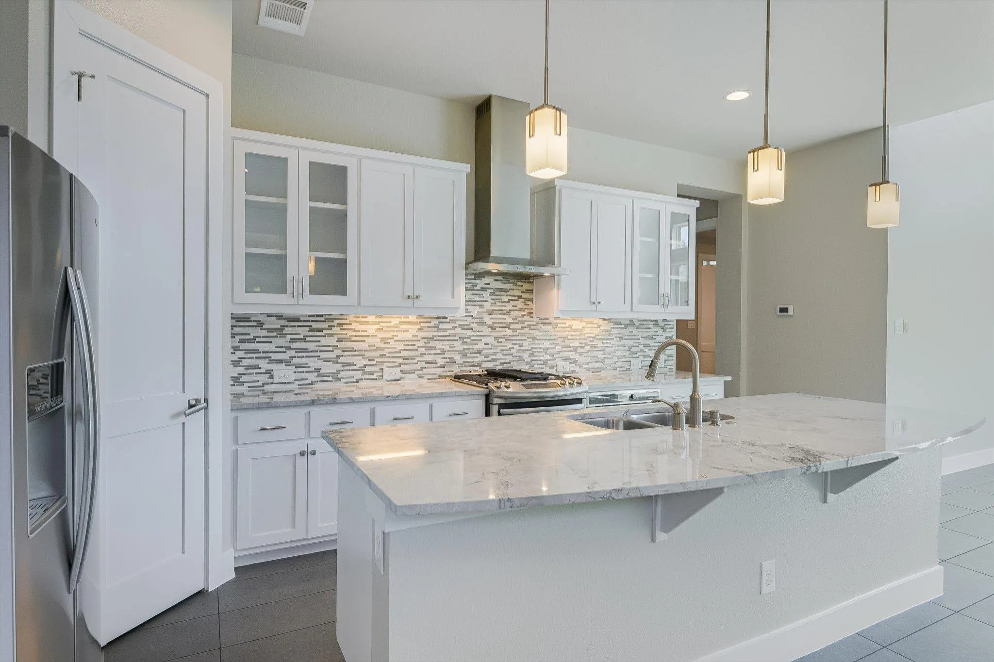 Photo 5 of 613 E BAYLEE LOVE LN