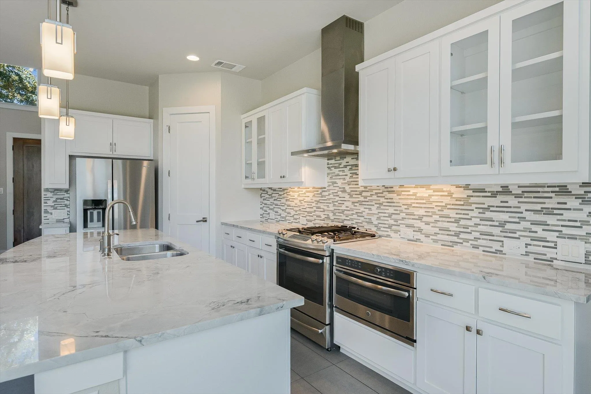 Photo 4 of 613 E BAYLEE LOVE LN