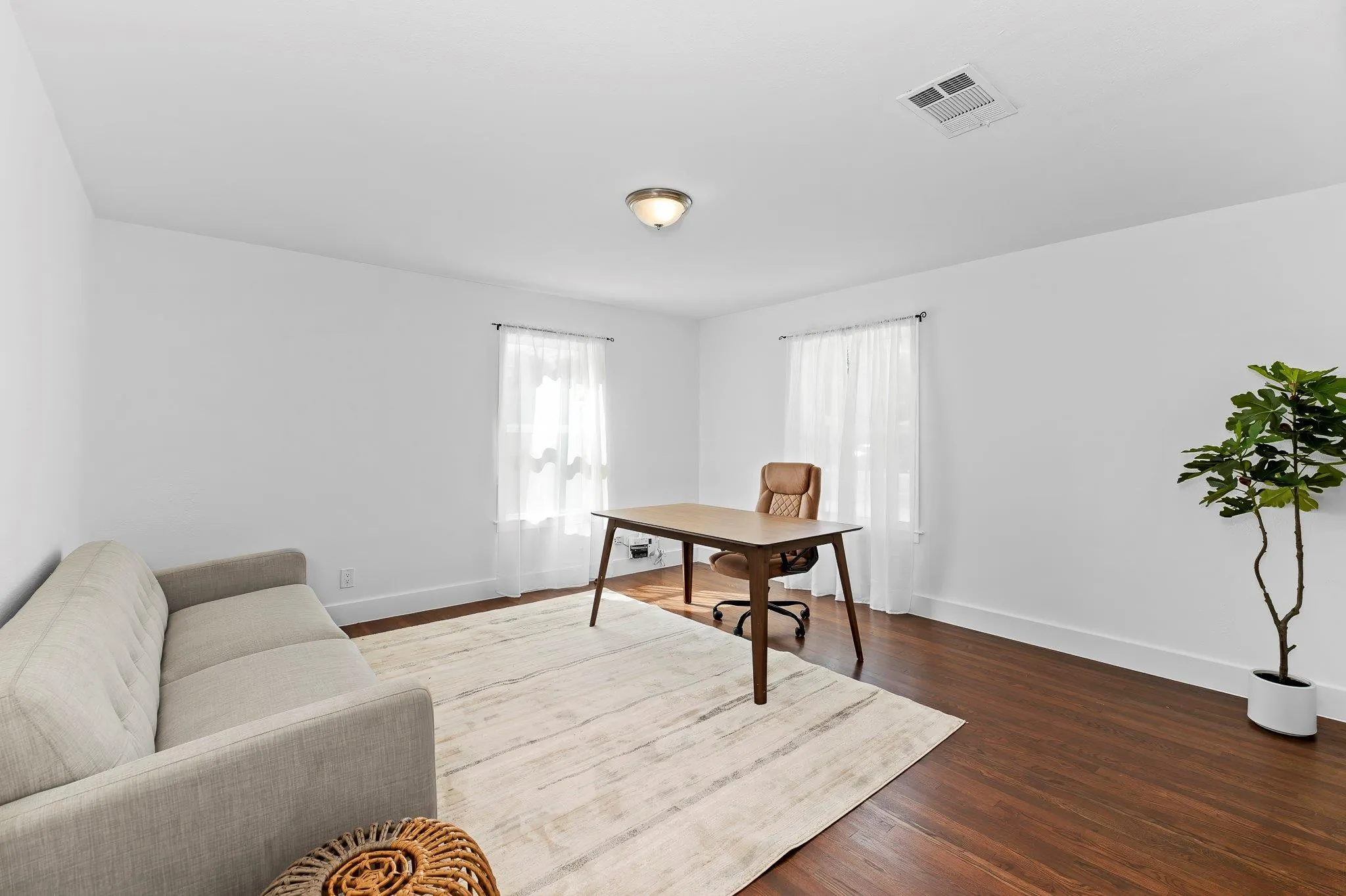 Photo 5 of 1512 W KOENIG LANE LN