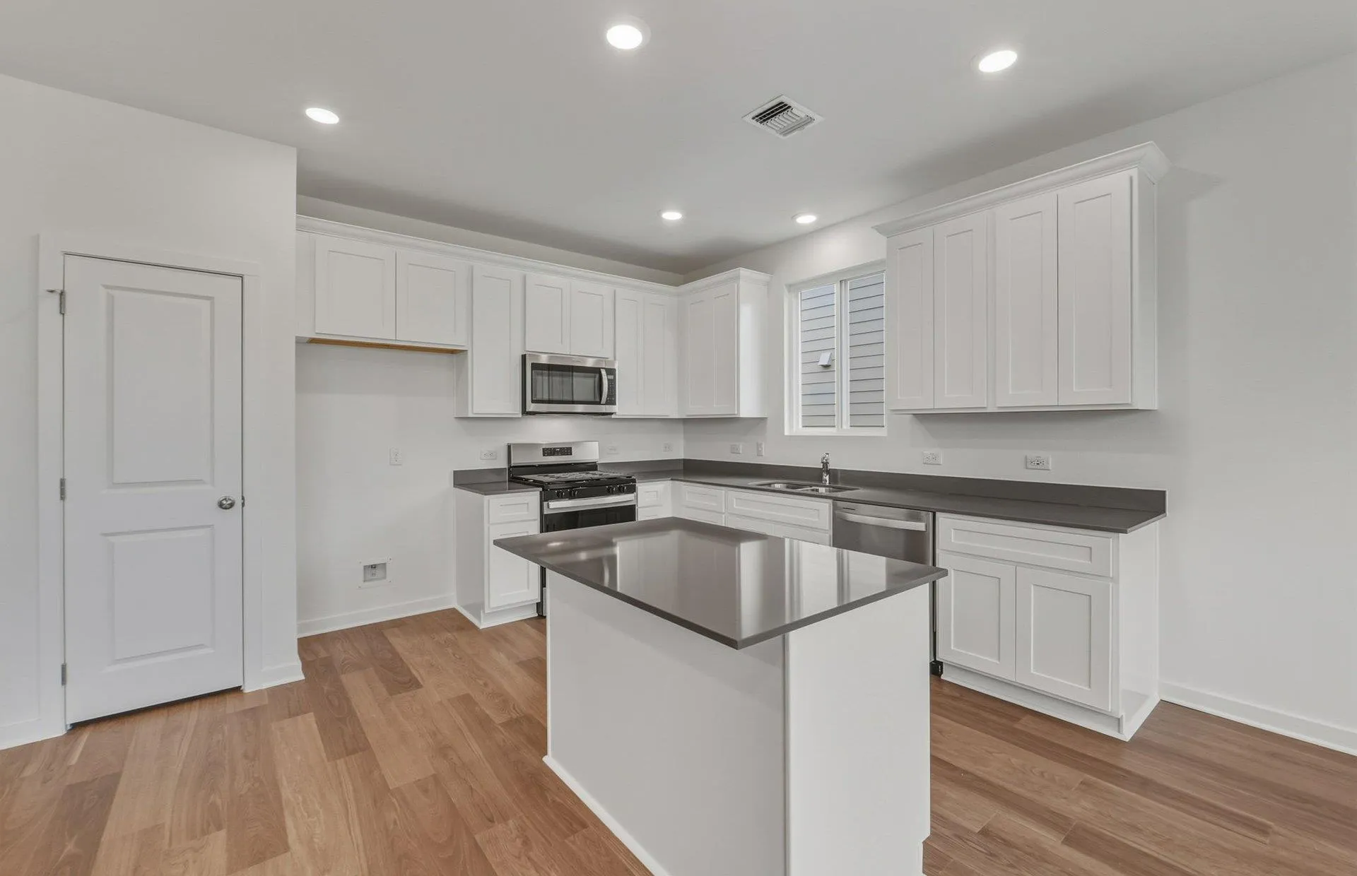 Photo 3 of 820 CARDENAS ST