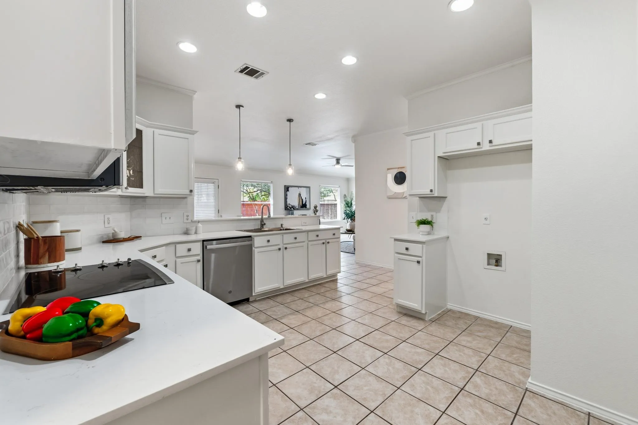 Photo 4 of 2502 VERNELL WAY