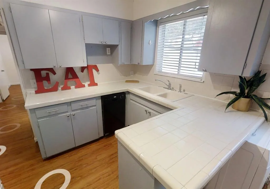 Photo 4 of 3011 WHITIS AVE #204
