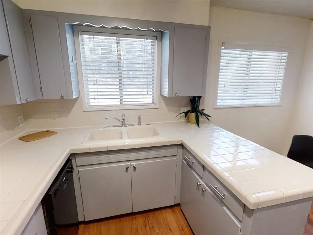 Photo 3 of 3011 WHITIS AVE #204