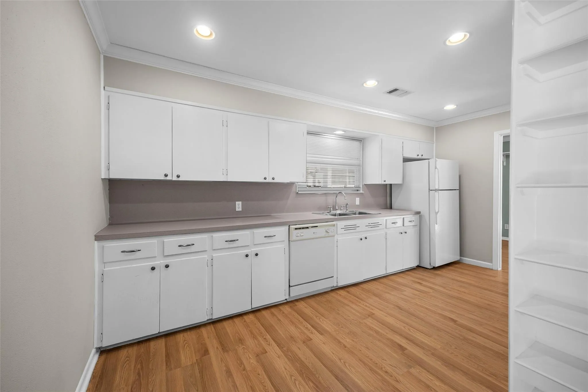 Photo 3 of 1404 BRIARCLIFF BLVD