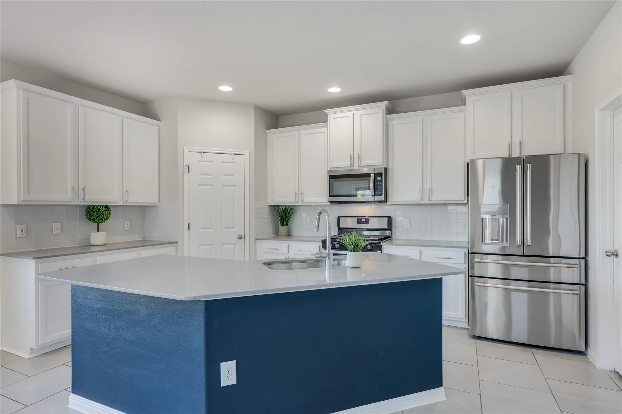 Photo 3 of 913 BOATSWAIN WAY #195